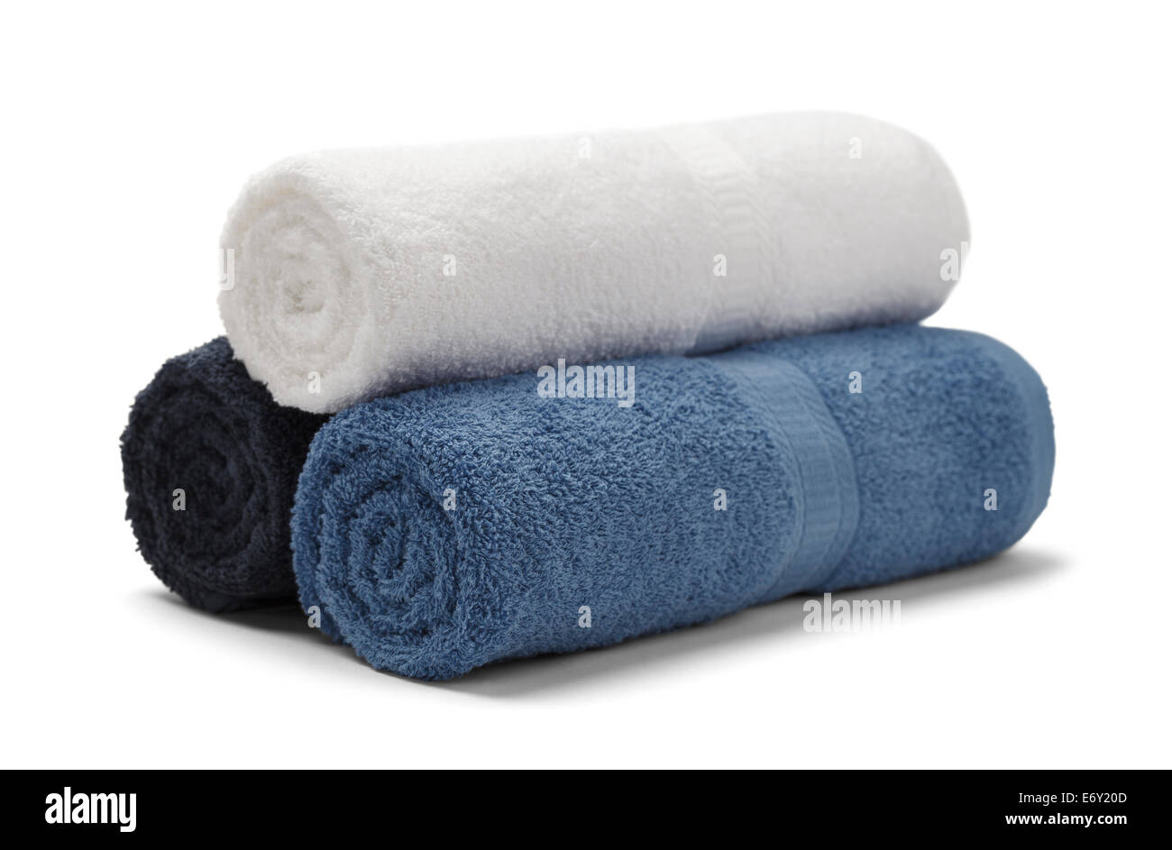 Drei gerollte Handtücher gestapelt isolierten auf weißen Hintergrund. Stockfoto