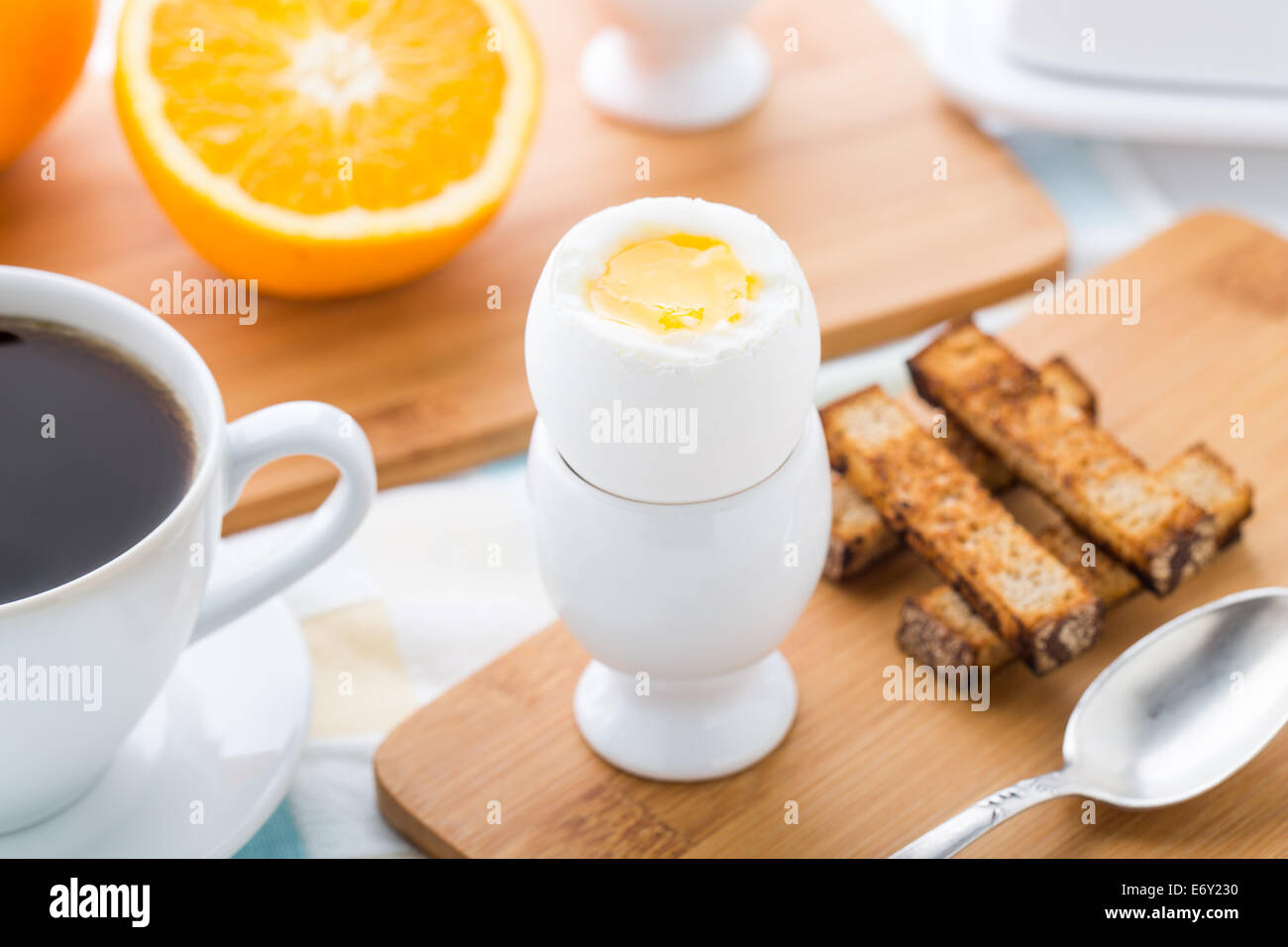 Frühstück mit weich gekochten Eiern und toast Soldaten Stockfoto