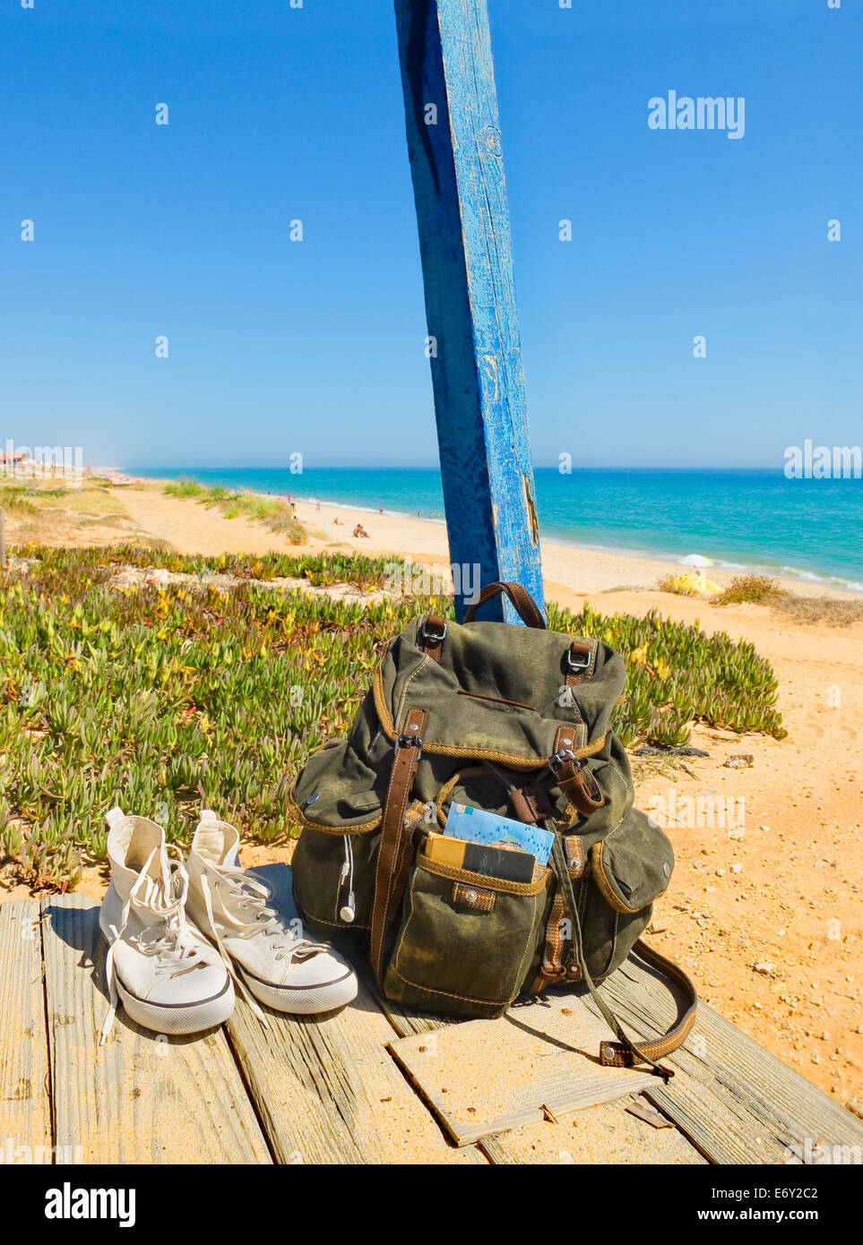 Rucksack und Schuhe auf der Veranda eine Holzhütte neben dem Ufer eines europäischen Strandes. Rucksack-Reisende, eine Pause Stockfoto