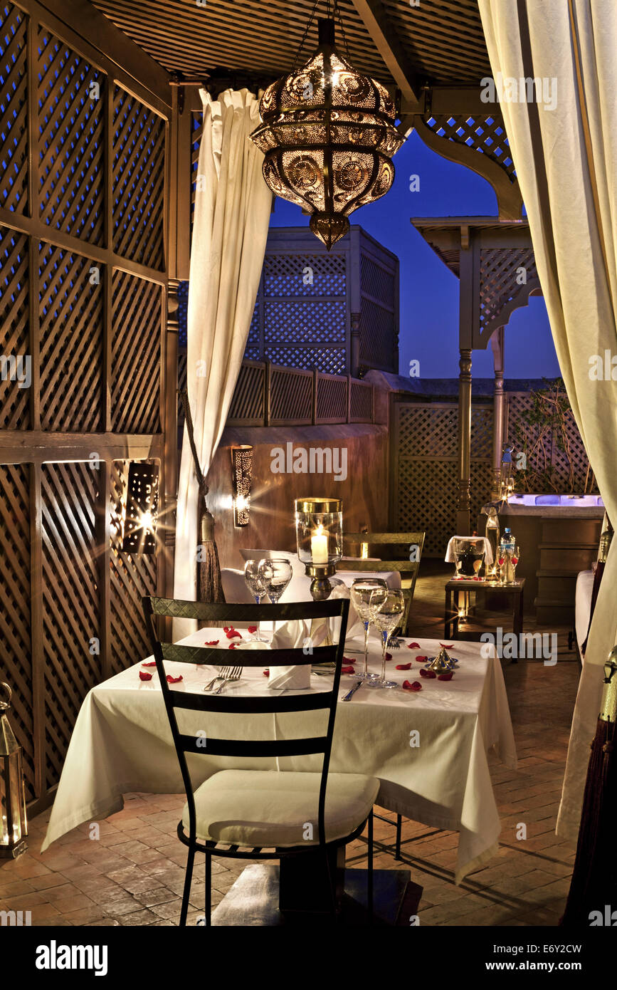 Abendessen auf dem Balkon Zebra Zimmer, Riad Noir D'Ivoire, Marrakesch, Marokko Stockfoto