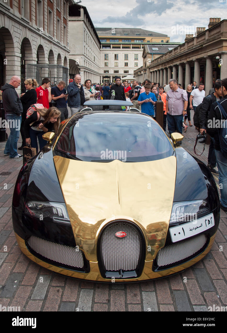 Bugatti Veyron mit nahöstlichen Anzahl Boards parkte neben der North Hall Covent garden Stockfoto