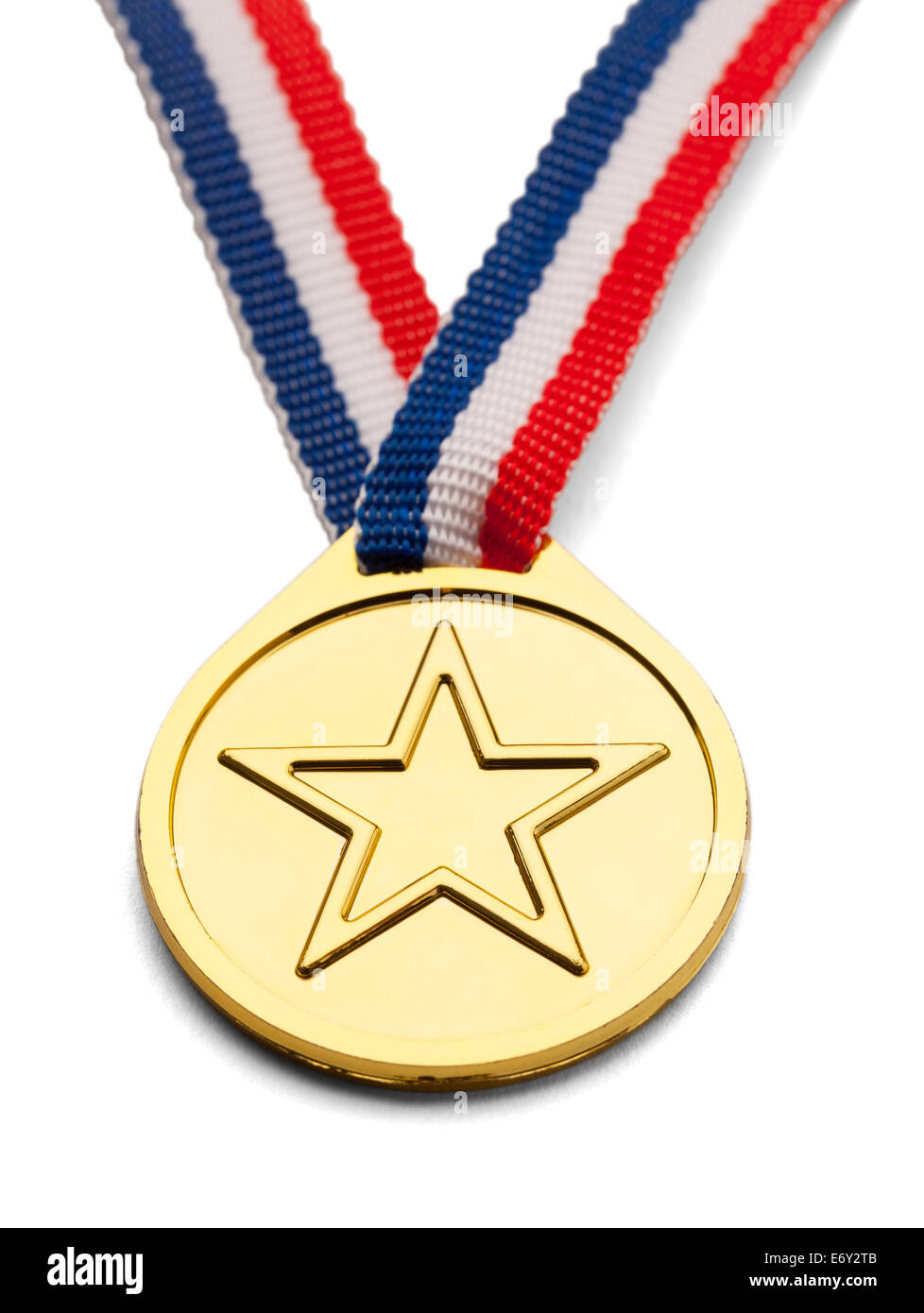 Goldmedaille mit Stern und Band isoliert auf weißem Hintergrund. Stockfoto