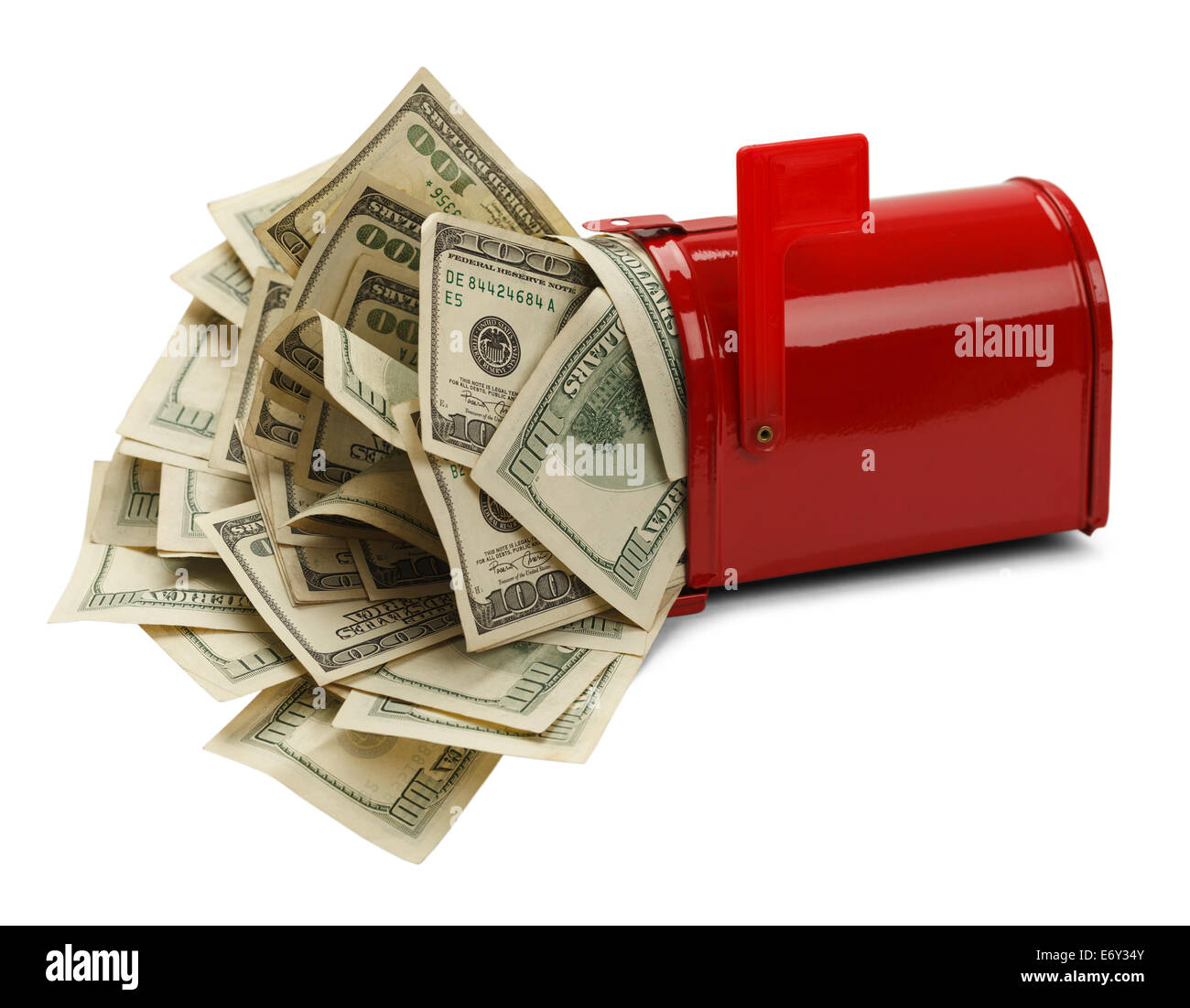 Roten Briefkasten mit Geld ausgießen isoliert auf weißem Hintergrund. Stockfoto