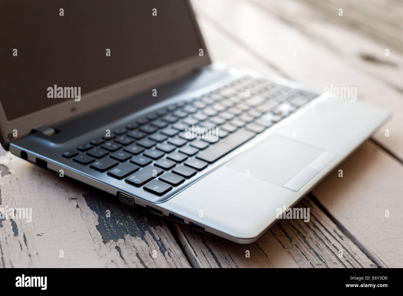 Laptop auf dem Holztisch Stockfoto