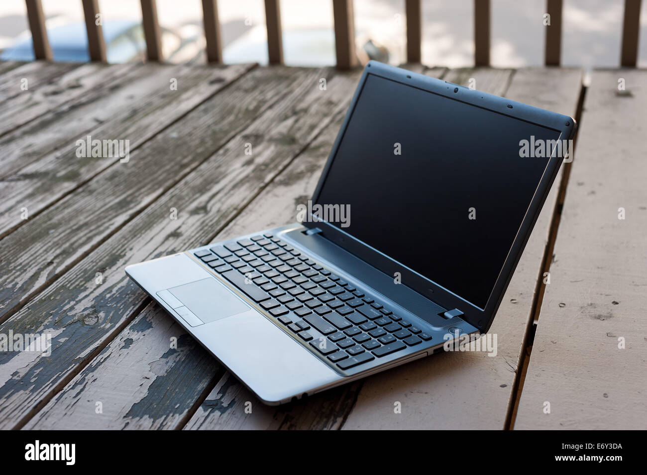 Laptop auf dem Holztisch Stockfoto
