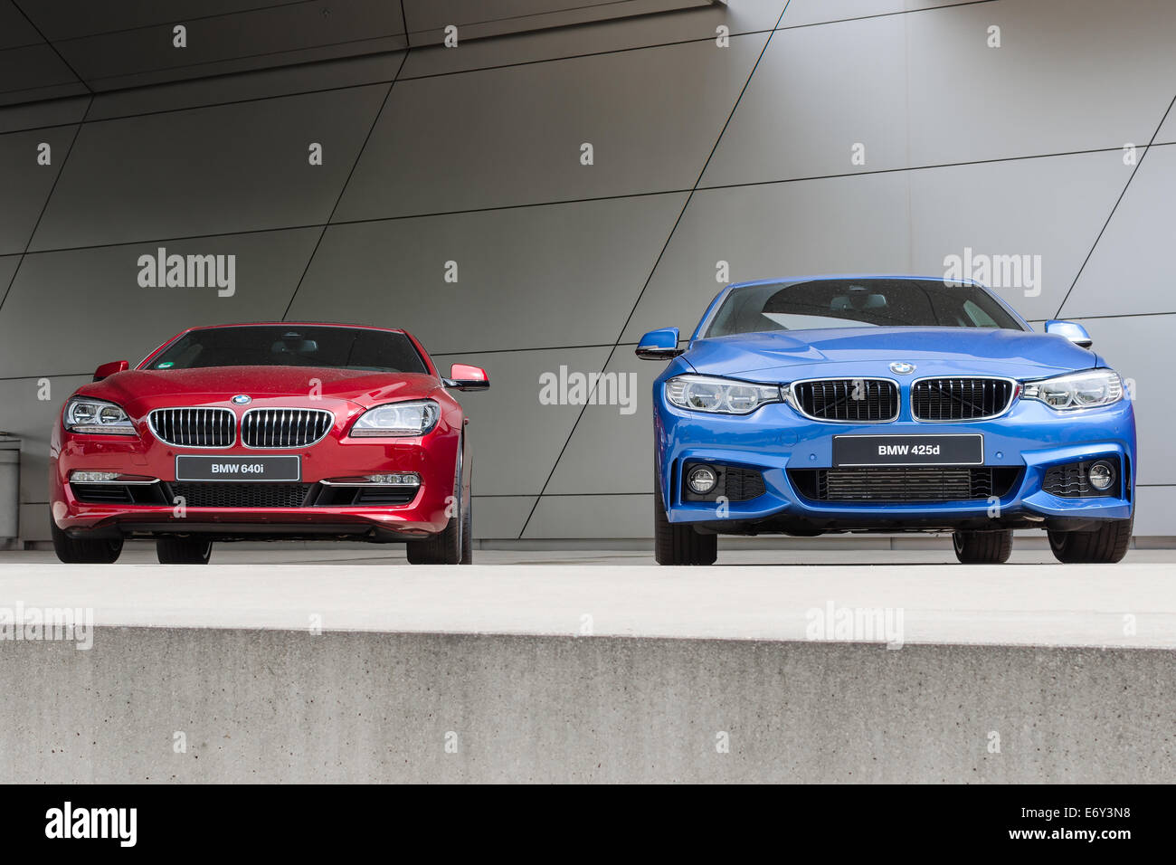 München, Deutschland - 9. August 2014: Neueste Generation der neuen Lineup BMW Luxus Modellautos. Nach Regen nass, zwei 640i und 425d vorne Stockfoto