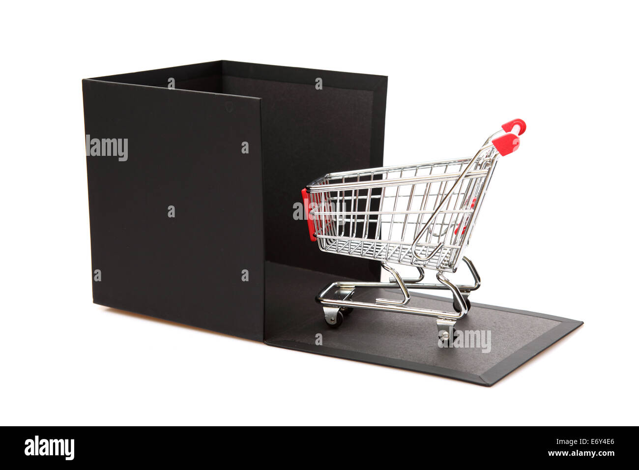 Konzept, shopping Cart und schwarzen Geschenkkarton auf weißem Hintergrund. Stockfoto