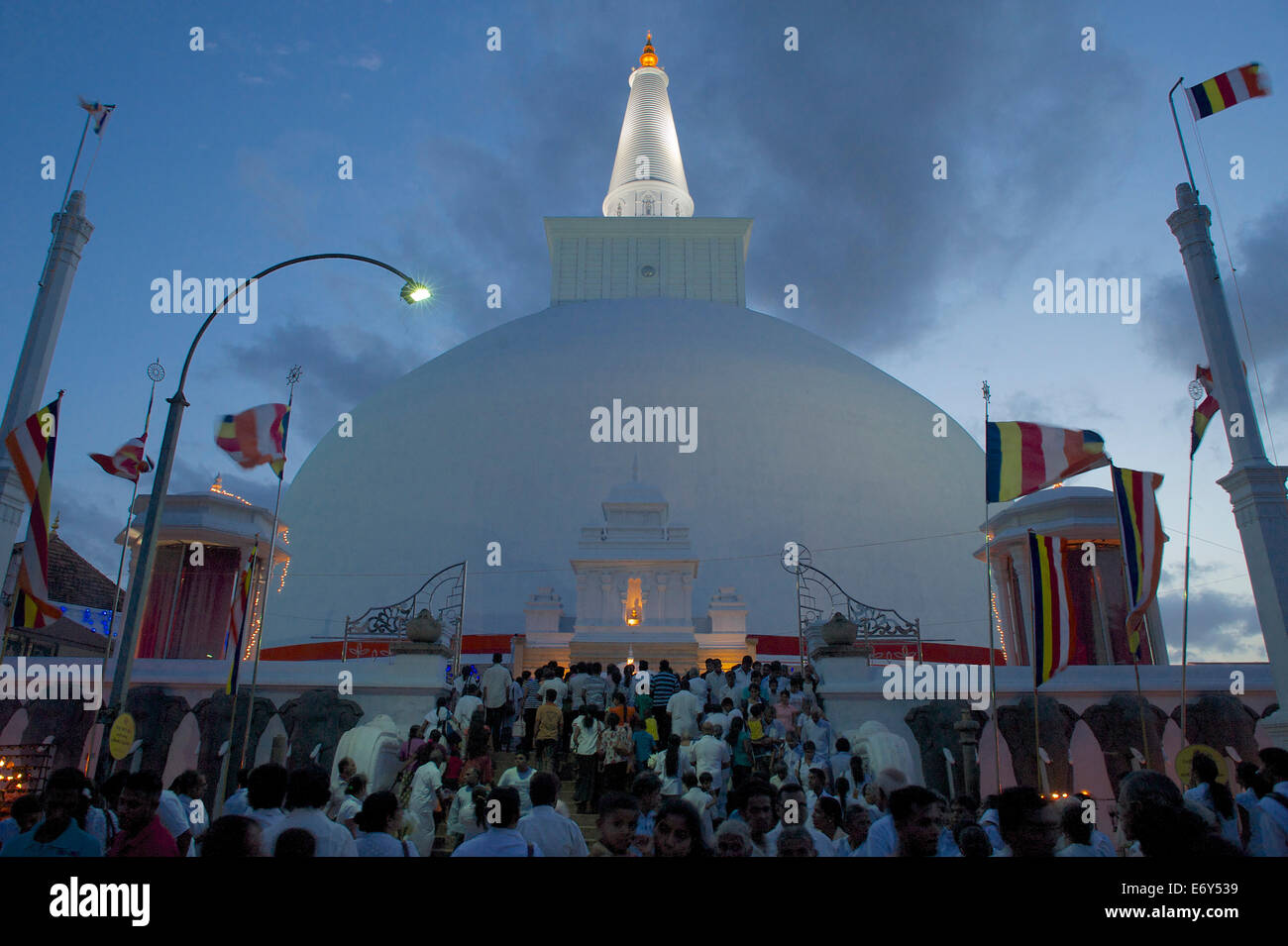 Pilger feiern Poya-Tag am Runaveli Dagoba, Anuradhapura, kulturellen Triangel, Sri Lanka Stockfoto