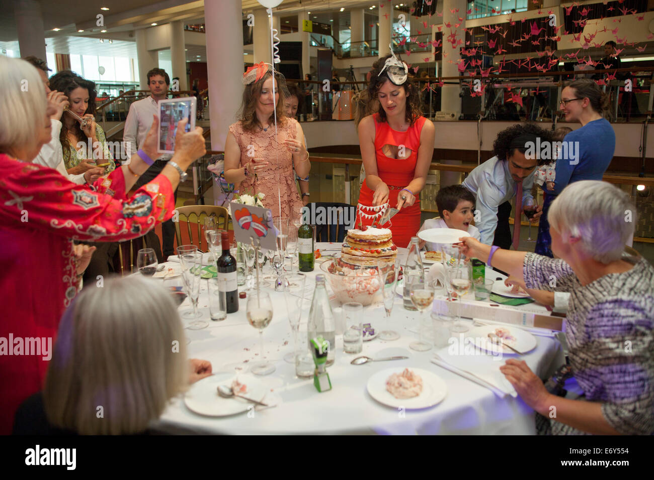Braut schneiden die Hochzeitstorte am Südufer "Große Hochzeit" in der Royal Festival Hall London Stockfoto