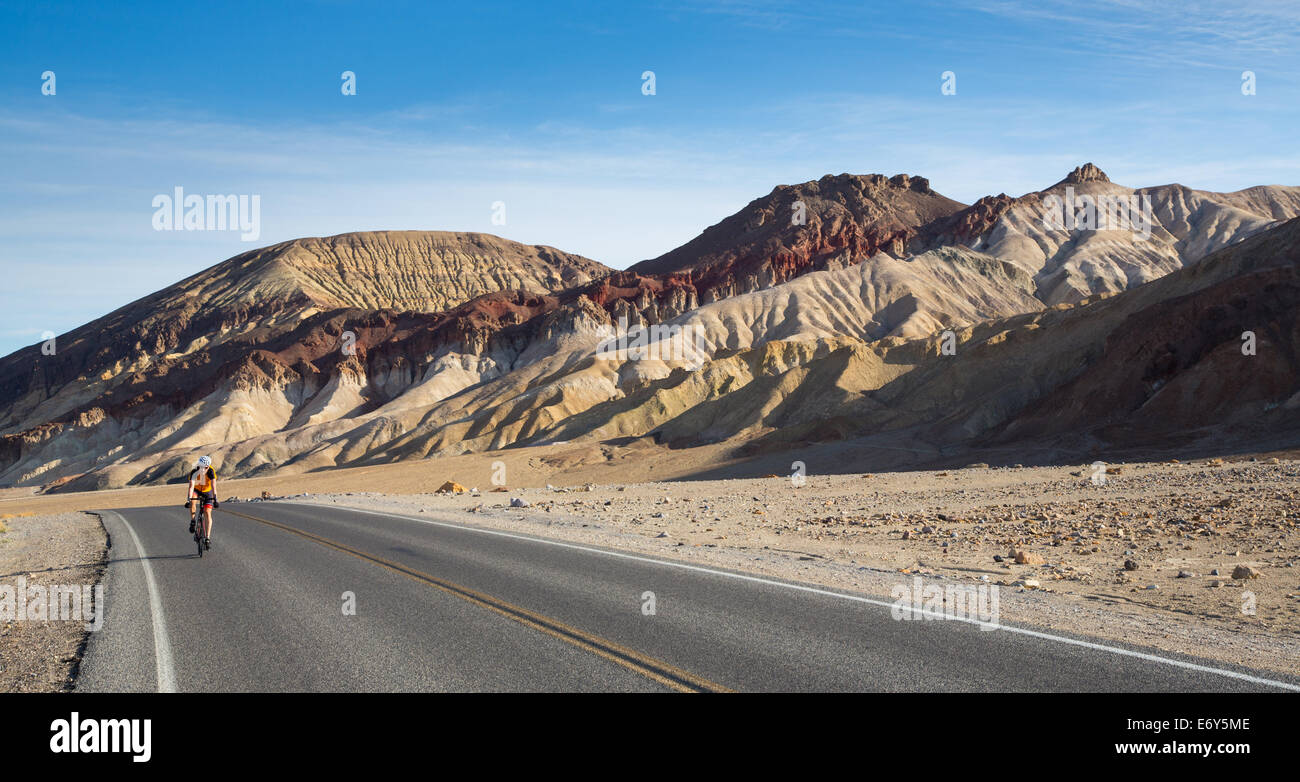 Ein Radfahrer fährt in der Frühling-Hitze im Death Valley Nationalpark, Kalifornien. Stockfoto