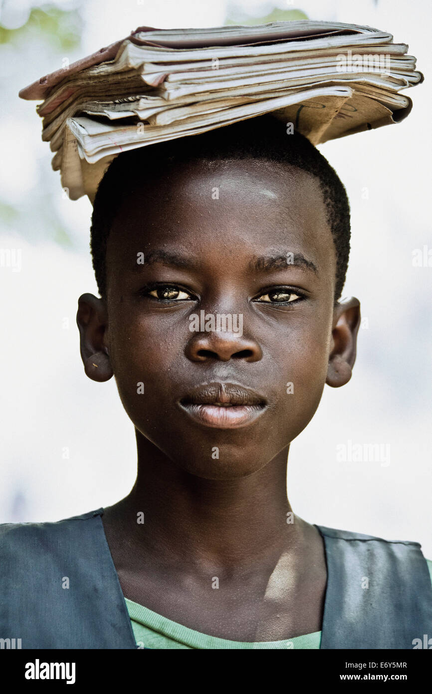 Schulmädchen tragen ihre Bücher auf ihrem Kopf, Malawi, Afrika Stockfoto