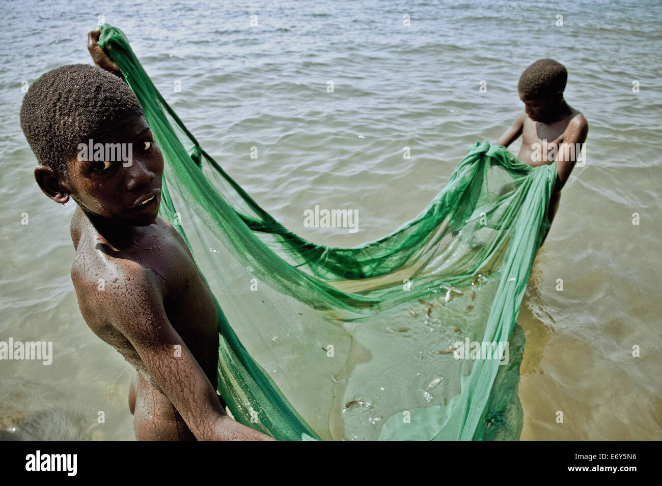 Zwei jungen mit einem Angeln Angeln net, Lake Malawi, Malawi, Afrika Stockfoto