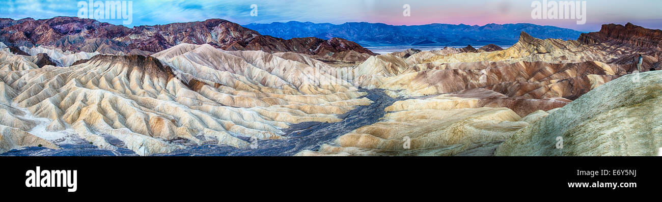 Die Sonne geht über Zabriskie Point in Death Valley Nationalpark, Kalifornien, USA Stockfoto