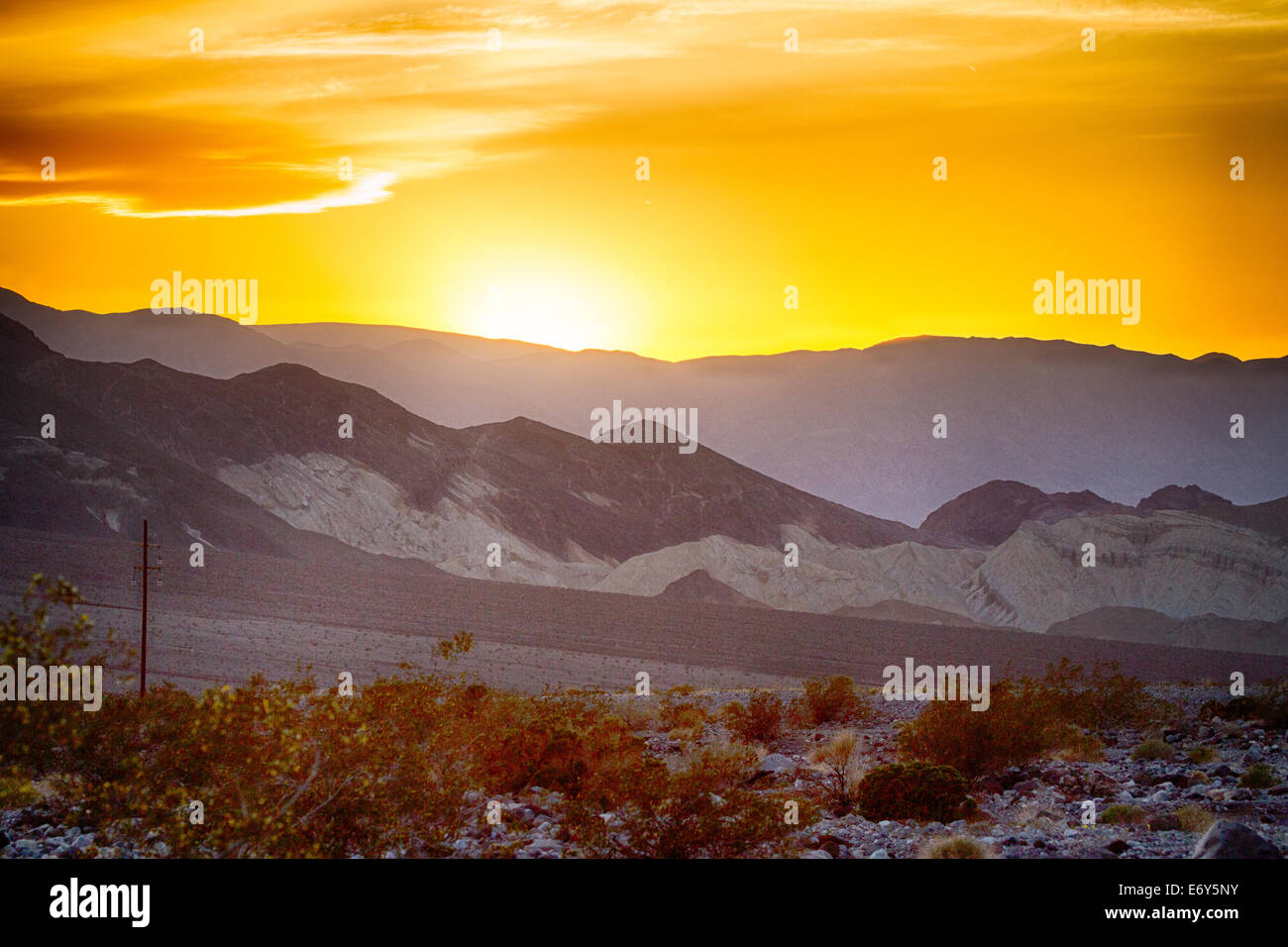 Sonnenuntergang über Death Valley. Entnommen aus der Furnace Creek Inn. Death Valley Nationalpark, Kalifornien Stockfoto