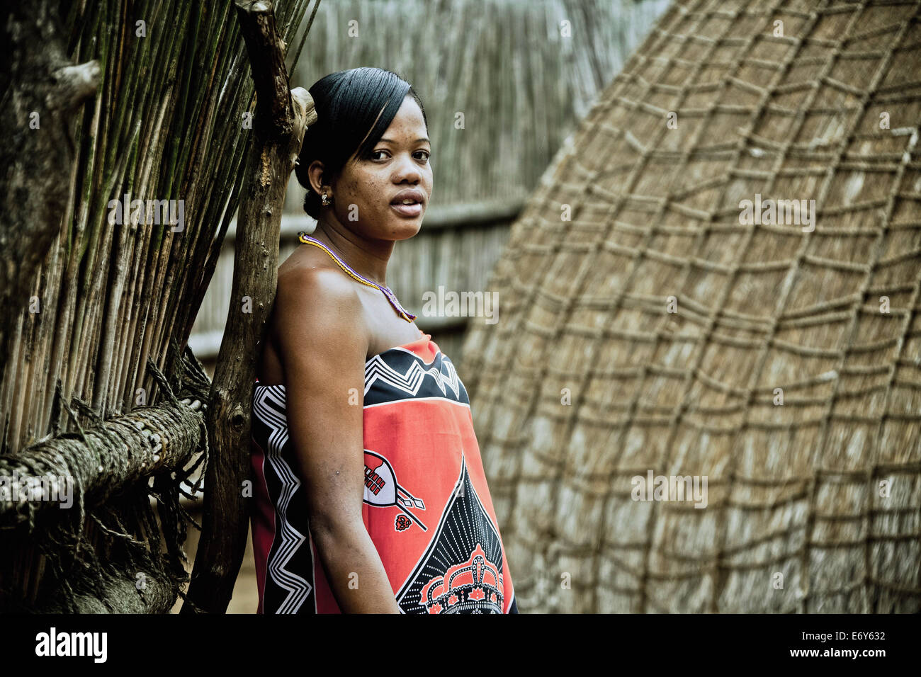 Junge Frau des Stammes Swazi in einem traditionellen Dorf Swazi, Swasiland, Afrika Stockfoto
