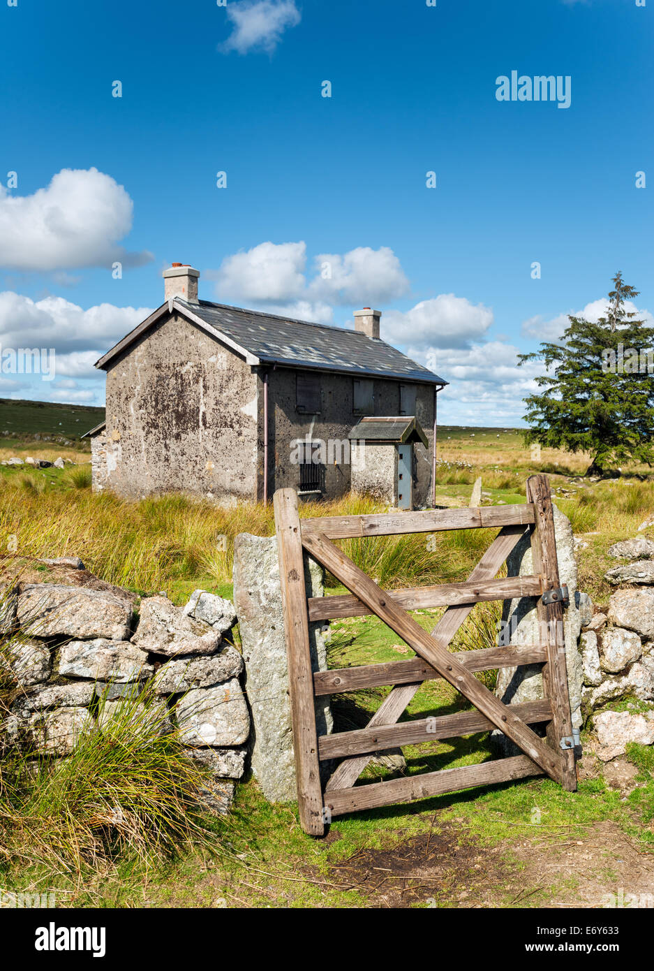 Ein verlassener und verlassenen Bauernhaus am Nonne Kreuz einem abgelegenen Teil des Dartmoor National Park in der Nähe von Princetown in Devon Stockfoto