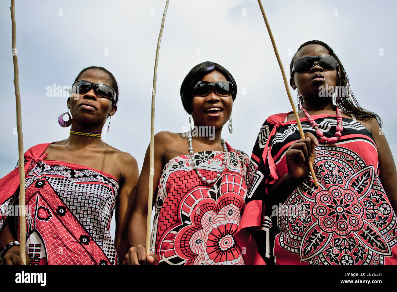 Drei junge Swazi Frauen in traditioneller Kleidung tragen Sonnenbrillen, Swasiland, Afrika Stockfoto
