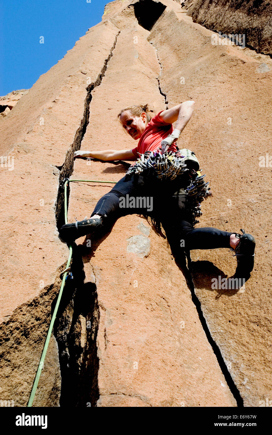 Kletterer Lisa Rehms beginnt, einen steilen Riss an Trout Creek in Zentral-Oregon zu klettern Stockfoto