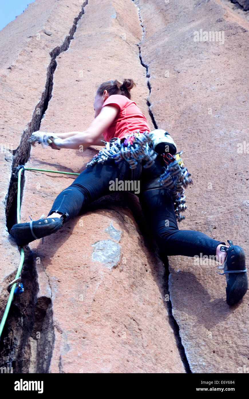 Kletterer Lisa Rehms beginnt, einen steilen Riss an Trout Creek in Zentral-Oregon zu klettern Stockfoto