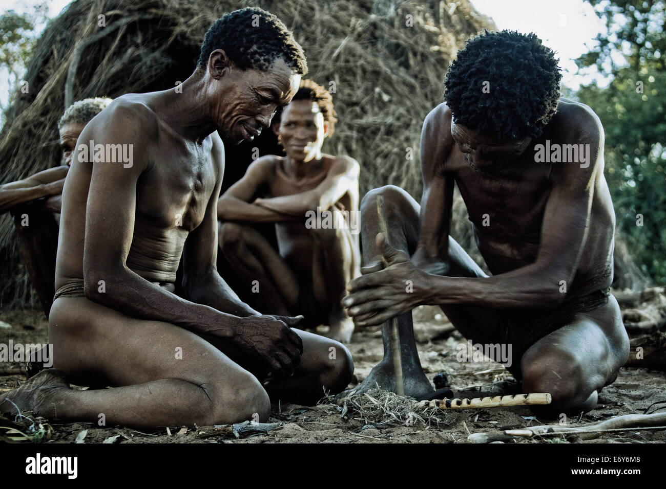 Männer aus dem San-Stamm entzünden ein Feuer mit zwei Holzstäbchen, Otjozondjupa Region, Namibia, Afrika Stockfoto