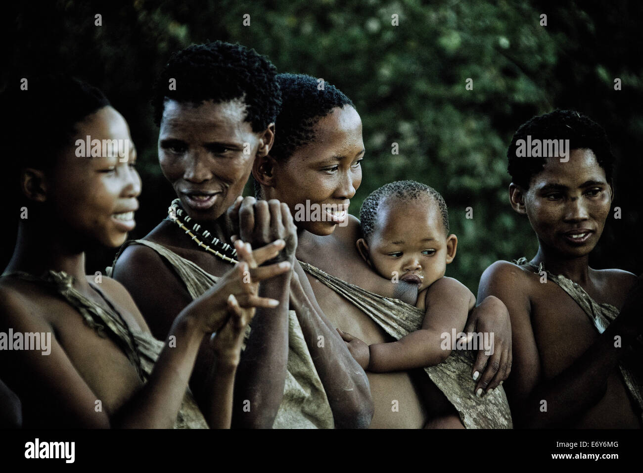 Vier Frauen und ein Baby des Stammes San, Otjozondjupa Region, Namibia, Afrika Stockfoto