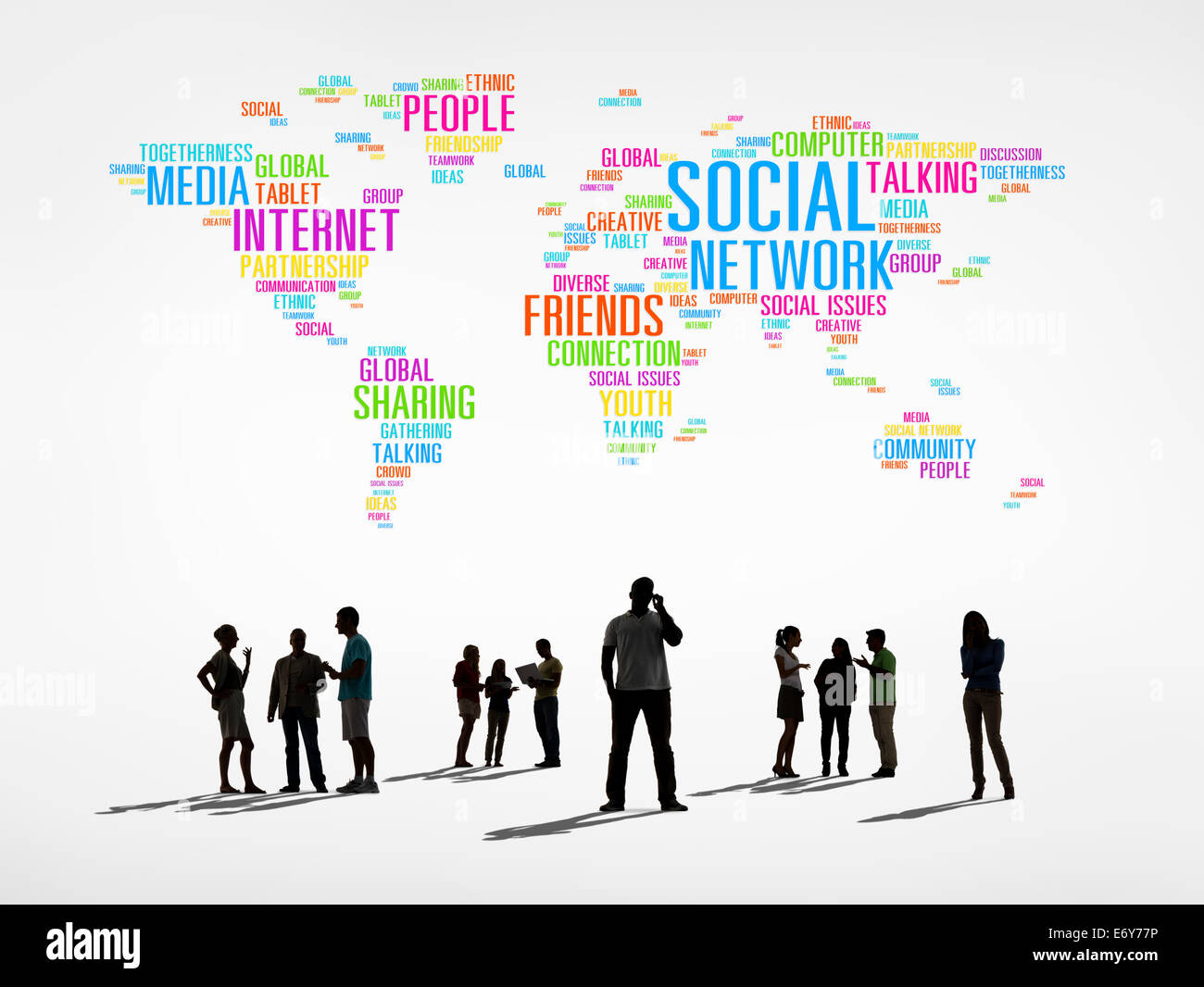 Silhouetten von Menschen und Social-Networking-verwandte Wörter bilden die Welt Stockfoto