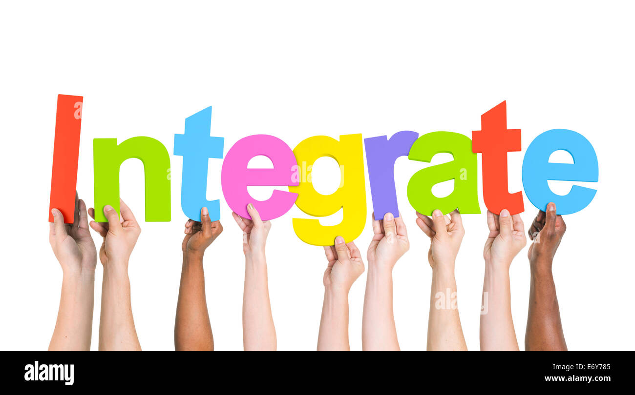 Diverse Hände halten das Wort integrieren Stockfoto