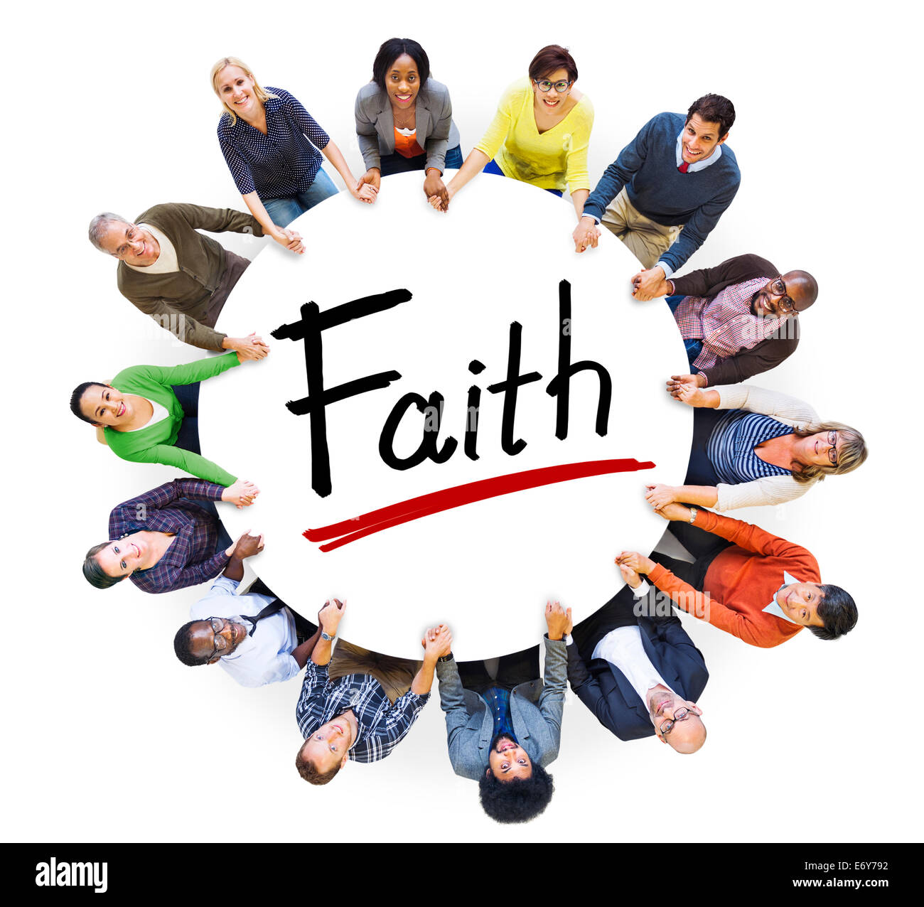 Multi-ethnischen Gruppe von Menschen halten Hände und Glaubens-Konzept Stockfoto