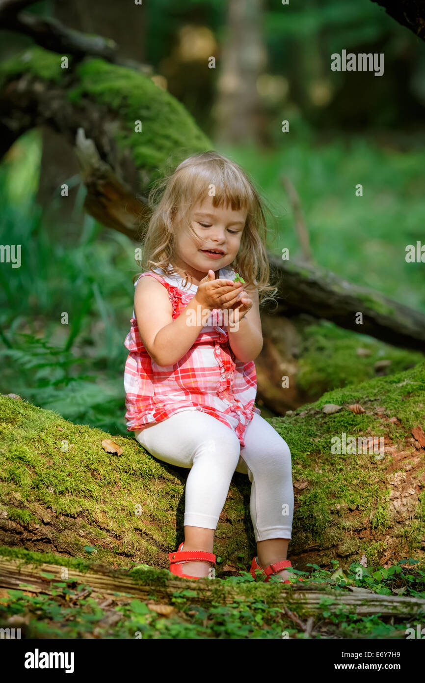 Kleines Mädchen im Wald Stockfoto