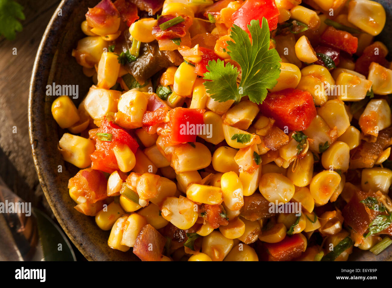 Hausgemachte pikante Mais Salsa mit Tortilla-Chips Stockfotografie - Alamy