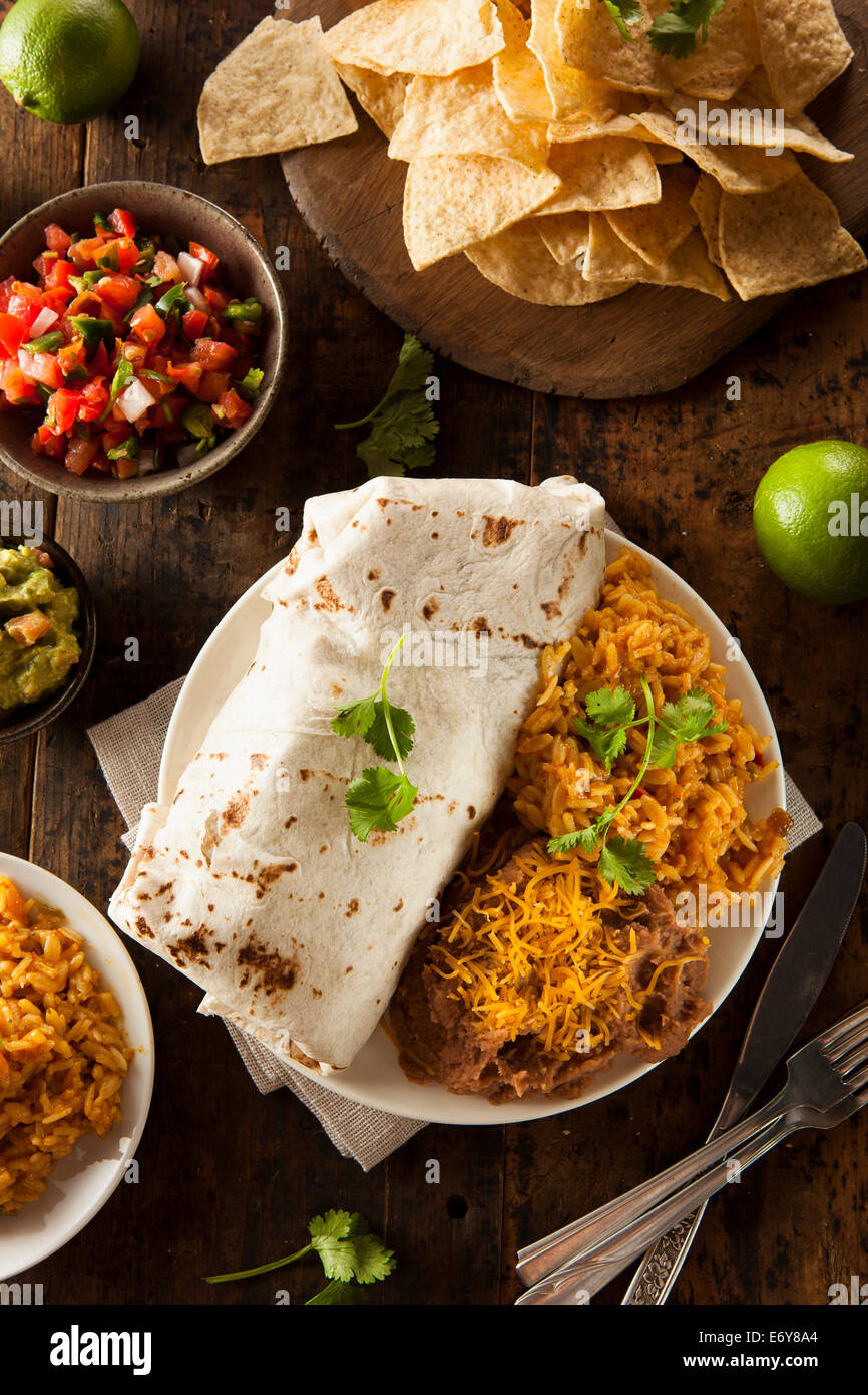 Hausgemachte Riesen Rindfleisch-Burrito mit Salsa Salat und Reis Stockfoto