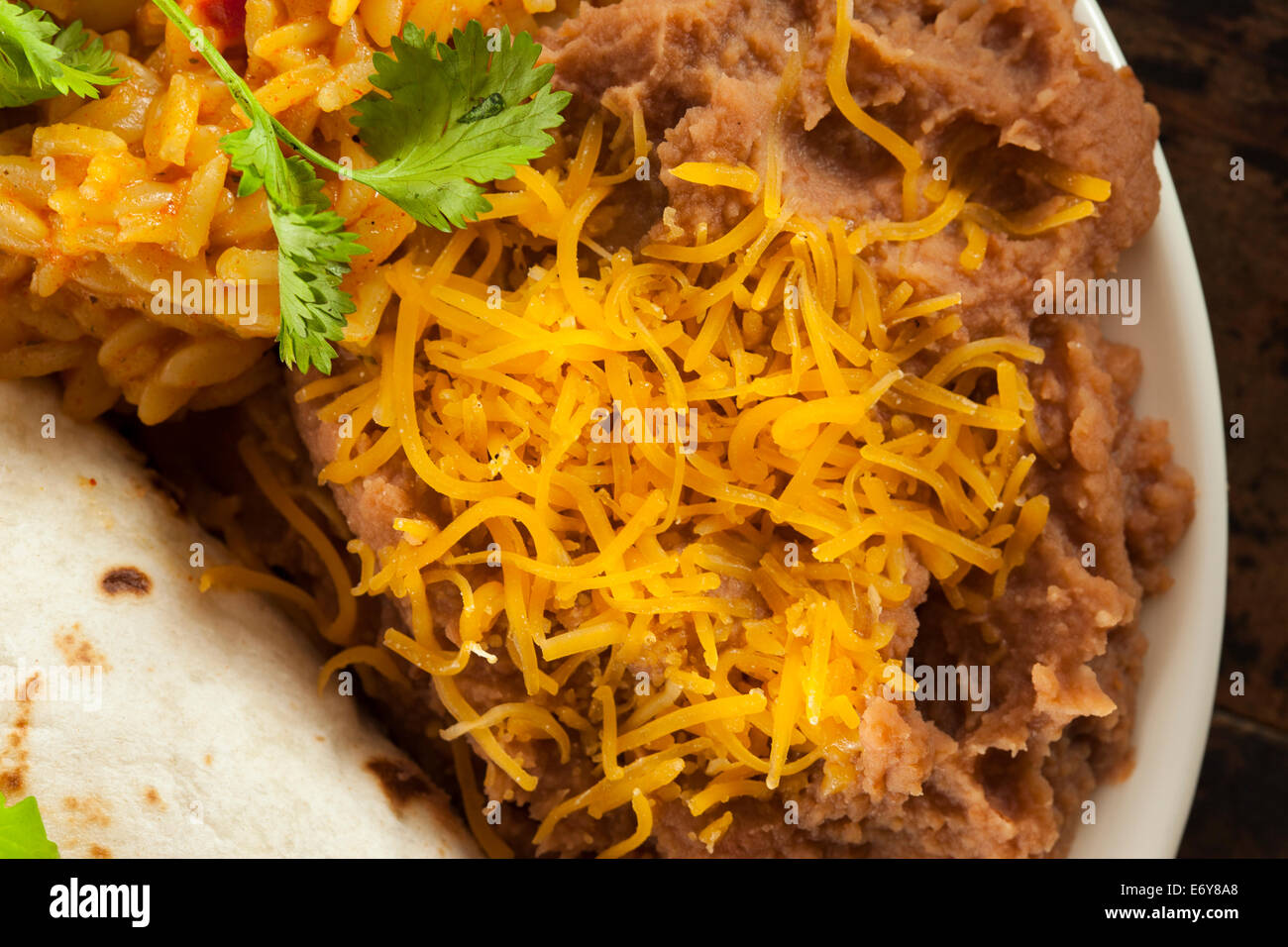 Selbstgemachte Refried Bohnen mit Käse und Reis Stockfoto