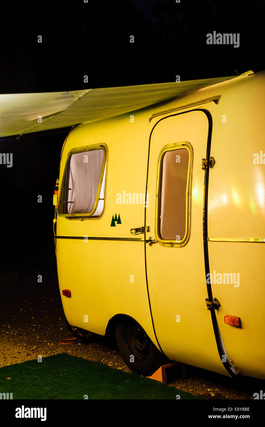 Scamp Wohnwagen auf einem Campingplatz in der Nacht einrichten Stockfoto