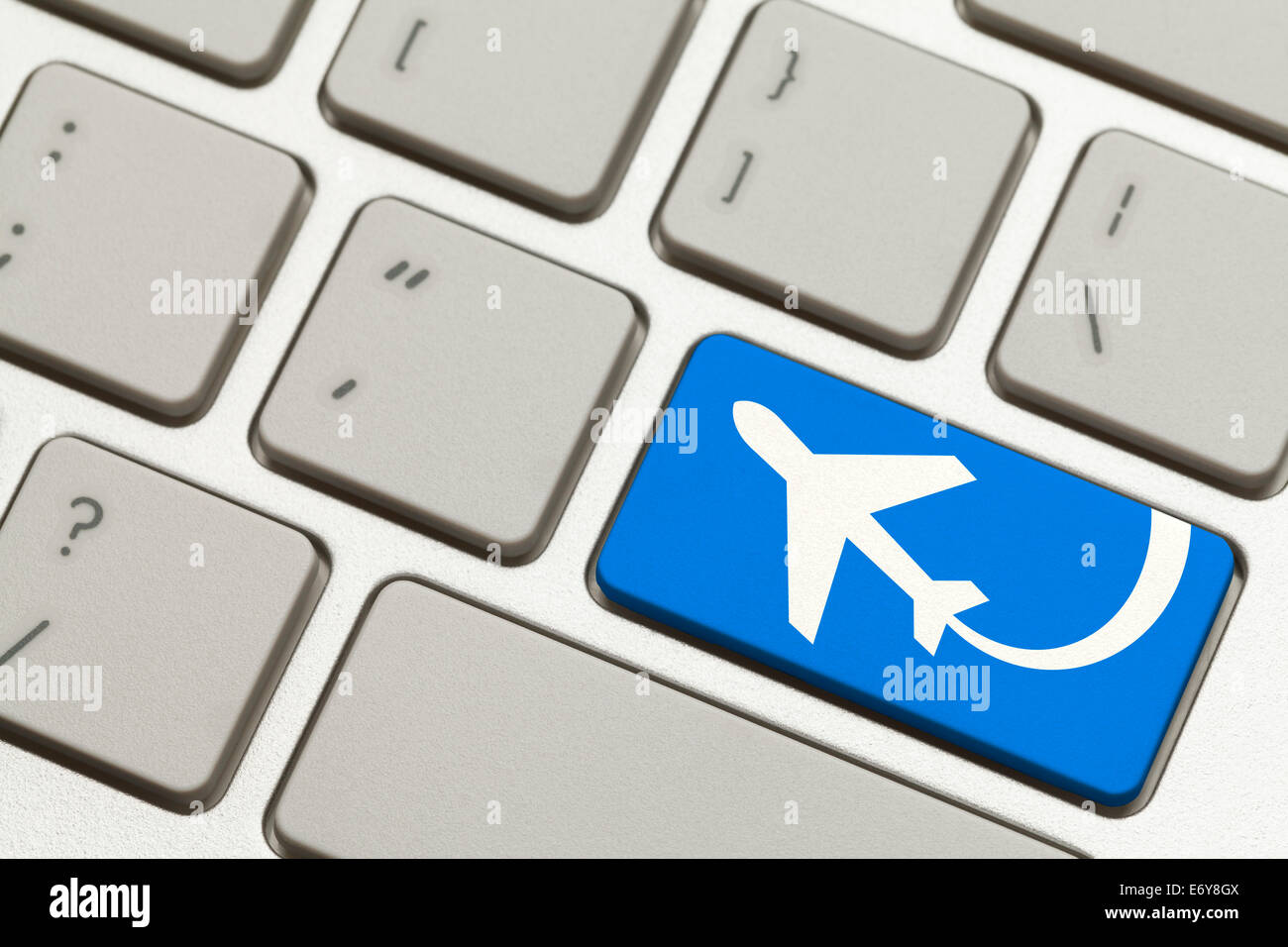 Nahaufnahme des blauen Schlüssel mit Flugzeug auf Tastatur. Stockfoto