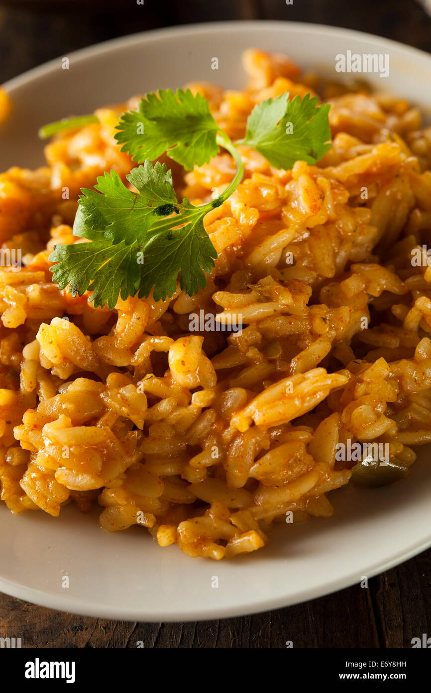 Hausgemachte pikante mexikanische Reis mit Koriander und Gewürzen Stockfoto