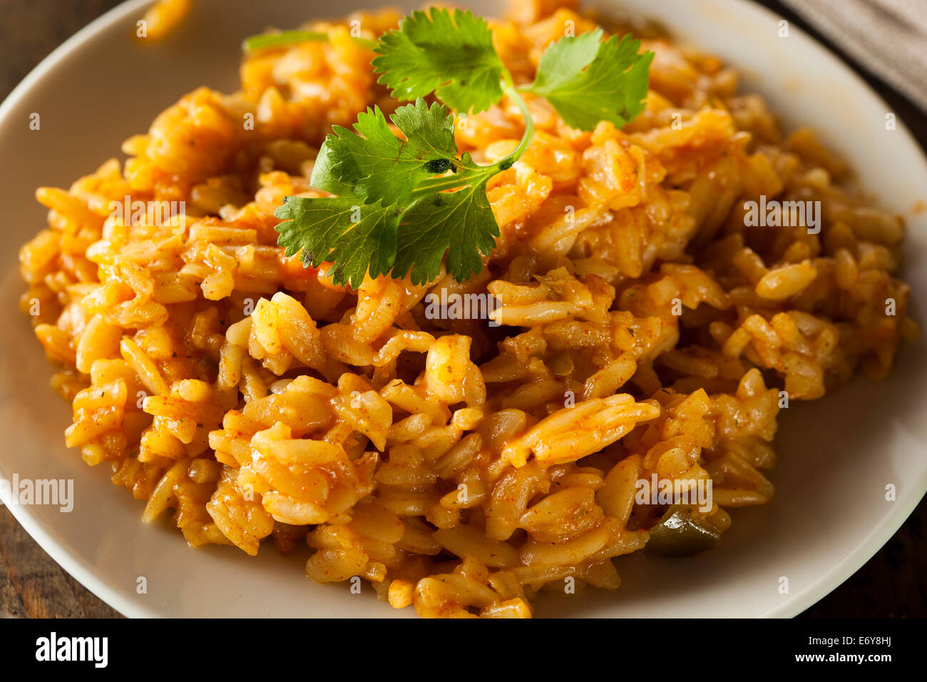 Hausgemachte pikante mexikanische Reis mit Koriander und Gewürzen Stockfoto