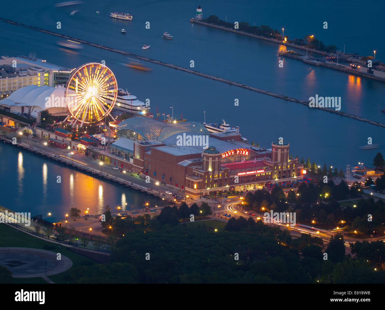 Eine Antenne, Nachtansicht des Navy Pier von 360 CHICAGO (ehemals das John Hancock Observatory) gesehen. Chicago, Illinois. Stockfoto