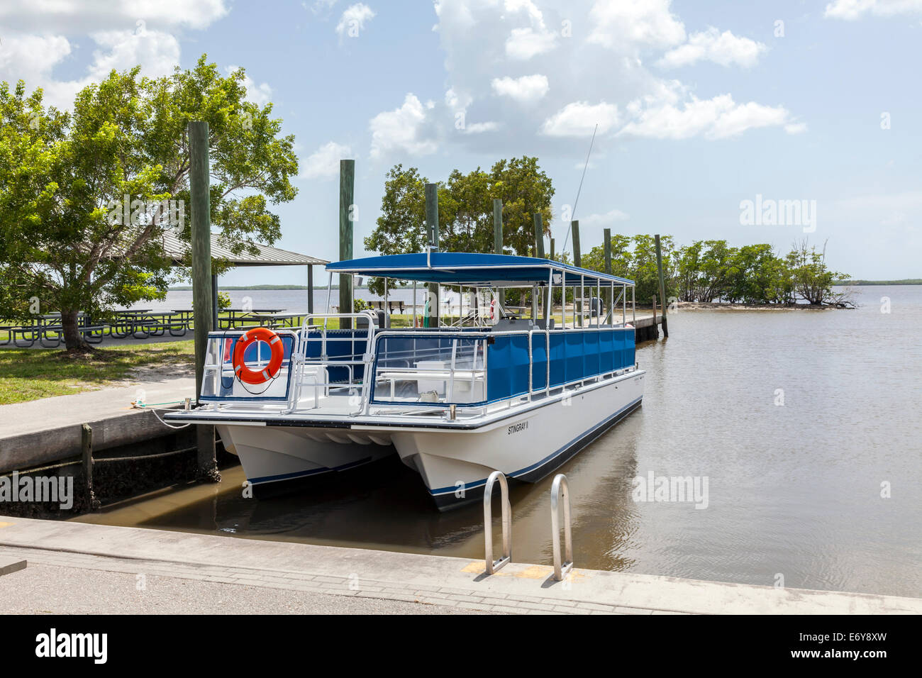 Stingray II, Sightseeing-Ponton-Boot angedockt in Everglades City Marina, Florida, USA. Stockfoto