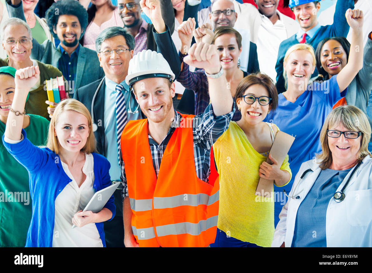 Menschen mit verschiedenen Berufen erhobenen Armen Stockfoto