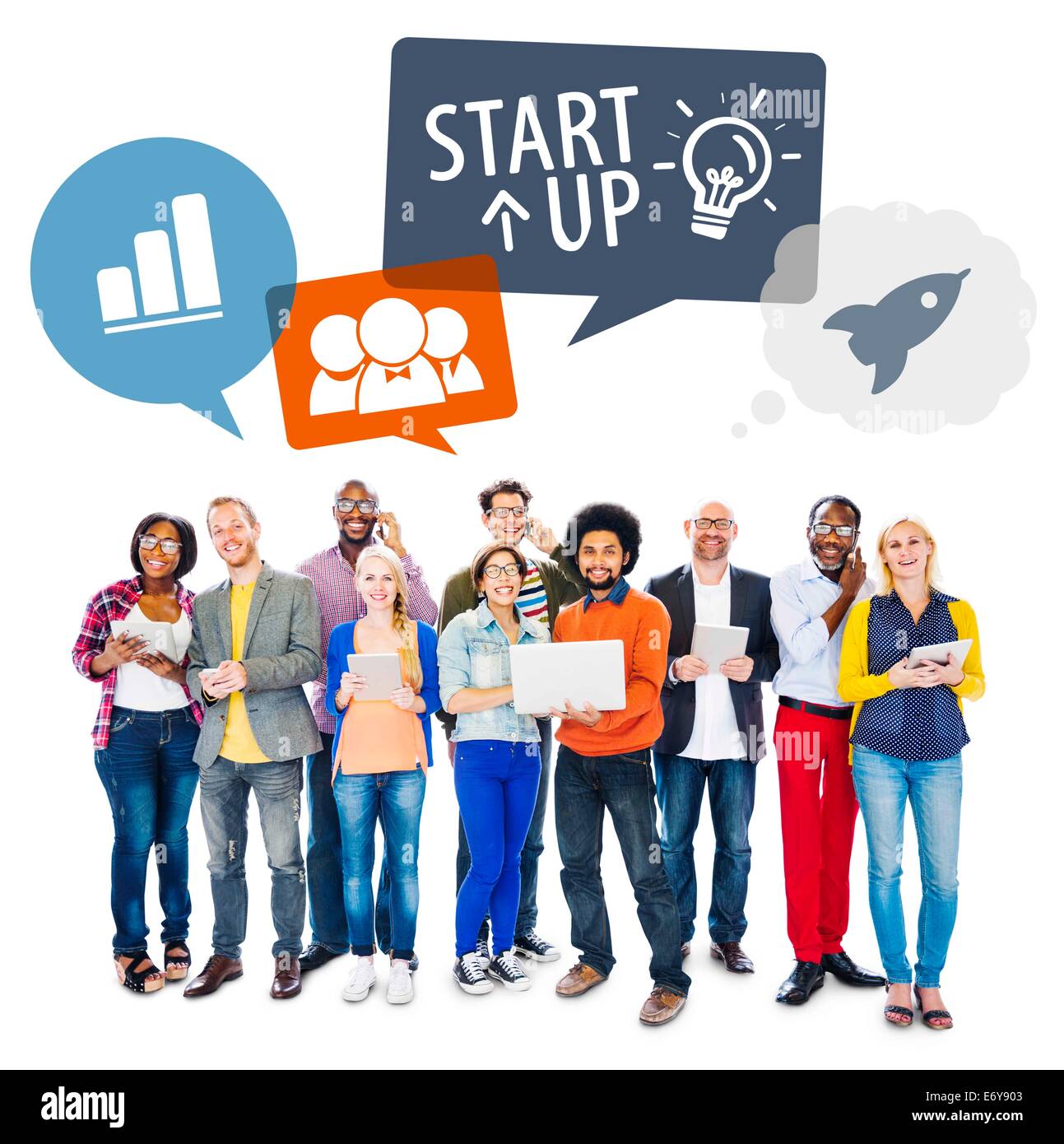 Multiethnische Gruppe von Menschen, die mit digitalen Geräten mit Start-up-Konzept Stockfoto