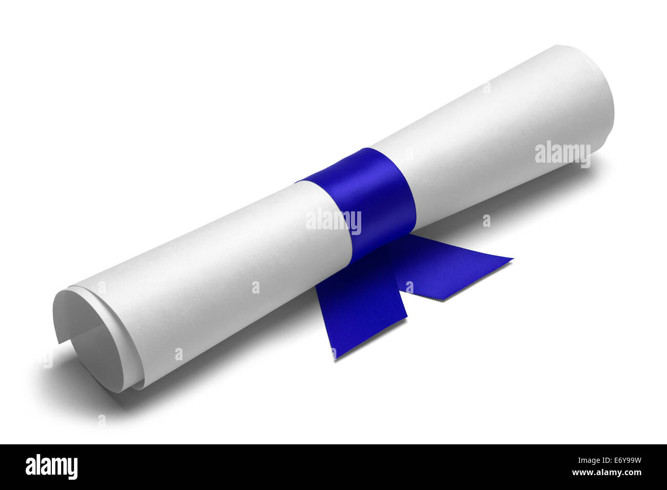 Diplom gebunden mit blauem Band auf einem weißen Hintergrund isoliert. Stockfoto