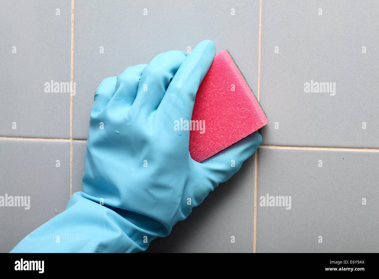 Hand-Reinigung glasierten Fliesen. Close-up. Stockfoto