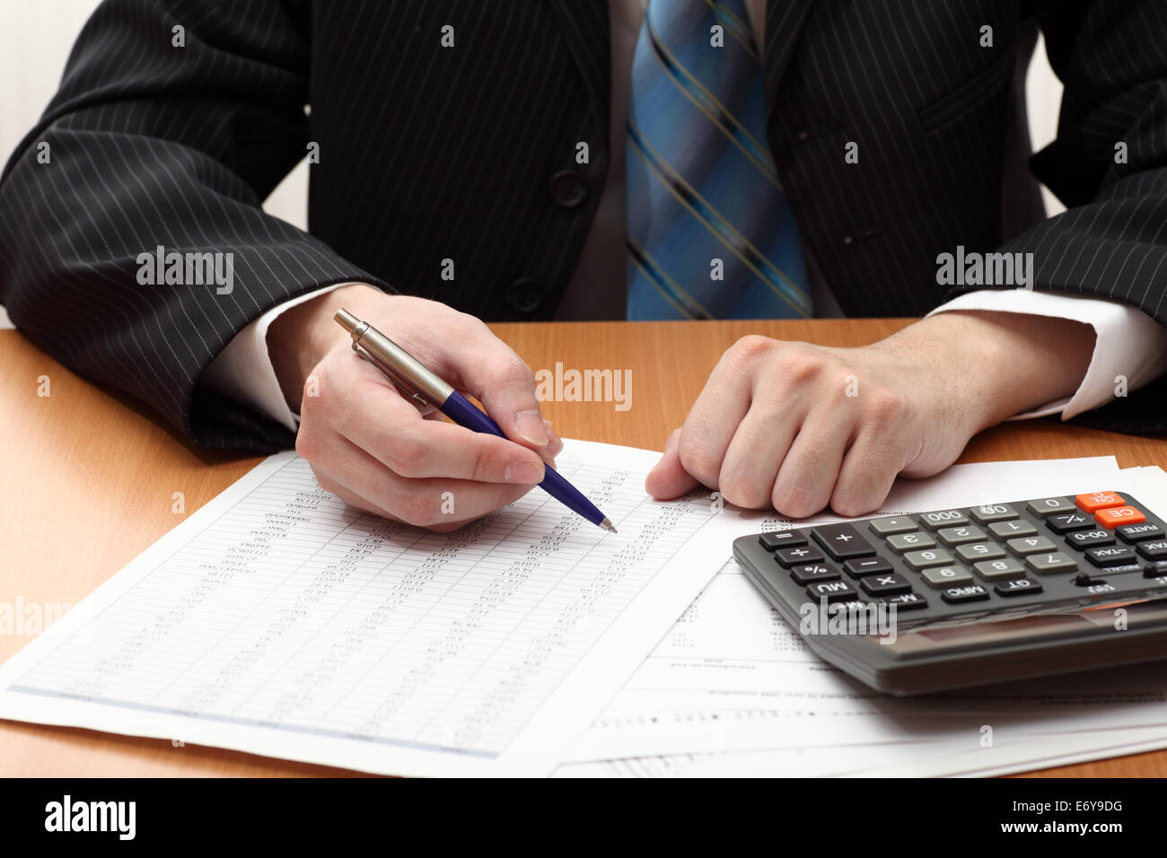Geschäftsmann Anzeige Abschlüsse. Geringe Schärfentiefe. Selektiven Fokus. Closeup. Stockfoto