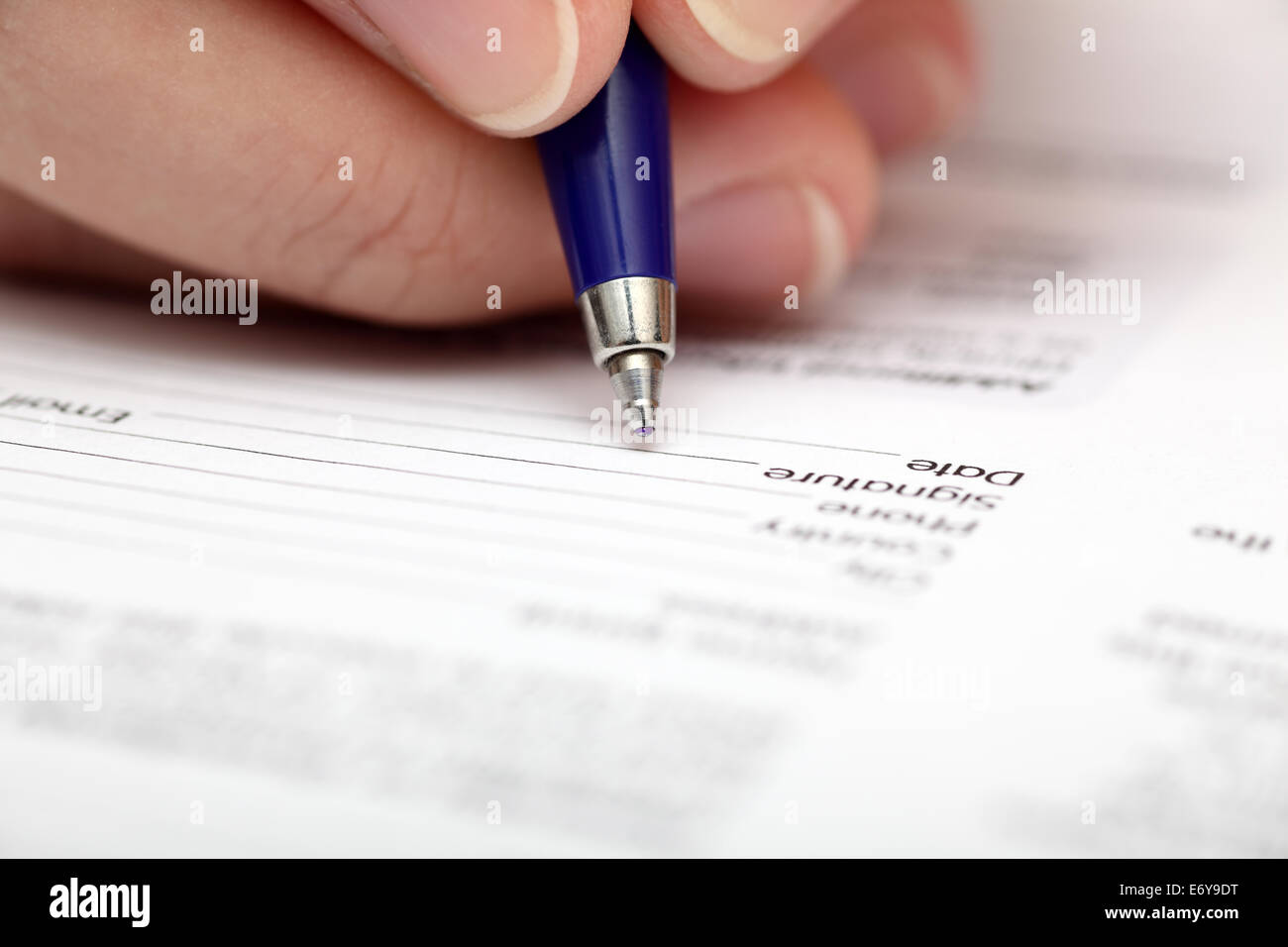 Geschäftsfrau Unterzeichnung Vertrag. Kugelschreiber im Mittelpunkt. Close-up. Stockfoto