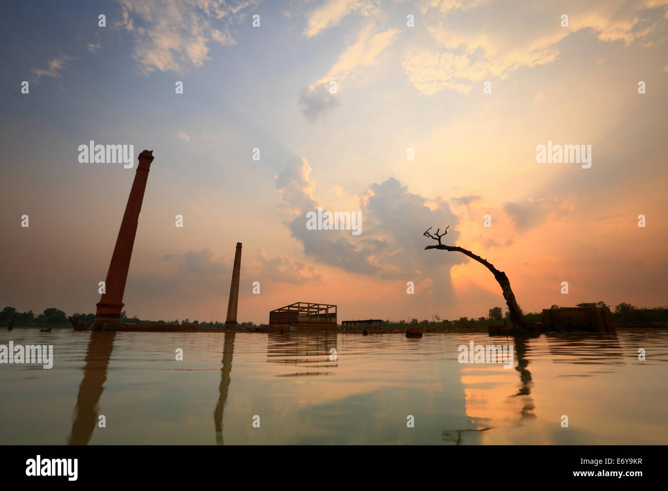 Alten verfallenden Fabrikgebäude mit Spiegelungen im See. Alte Fabrik am See Stockfoto