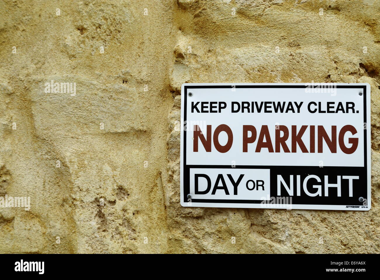 Kein Parkplatz Zeichen ziert eine Kalksteinwand in einer Wohn Gasse in Fremantle, Western Australia, Australien. Stockfoto