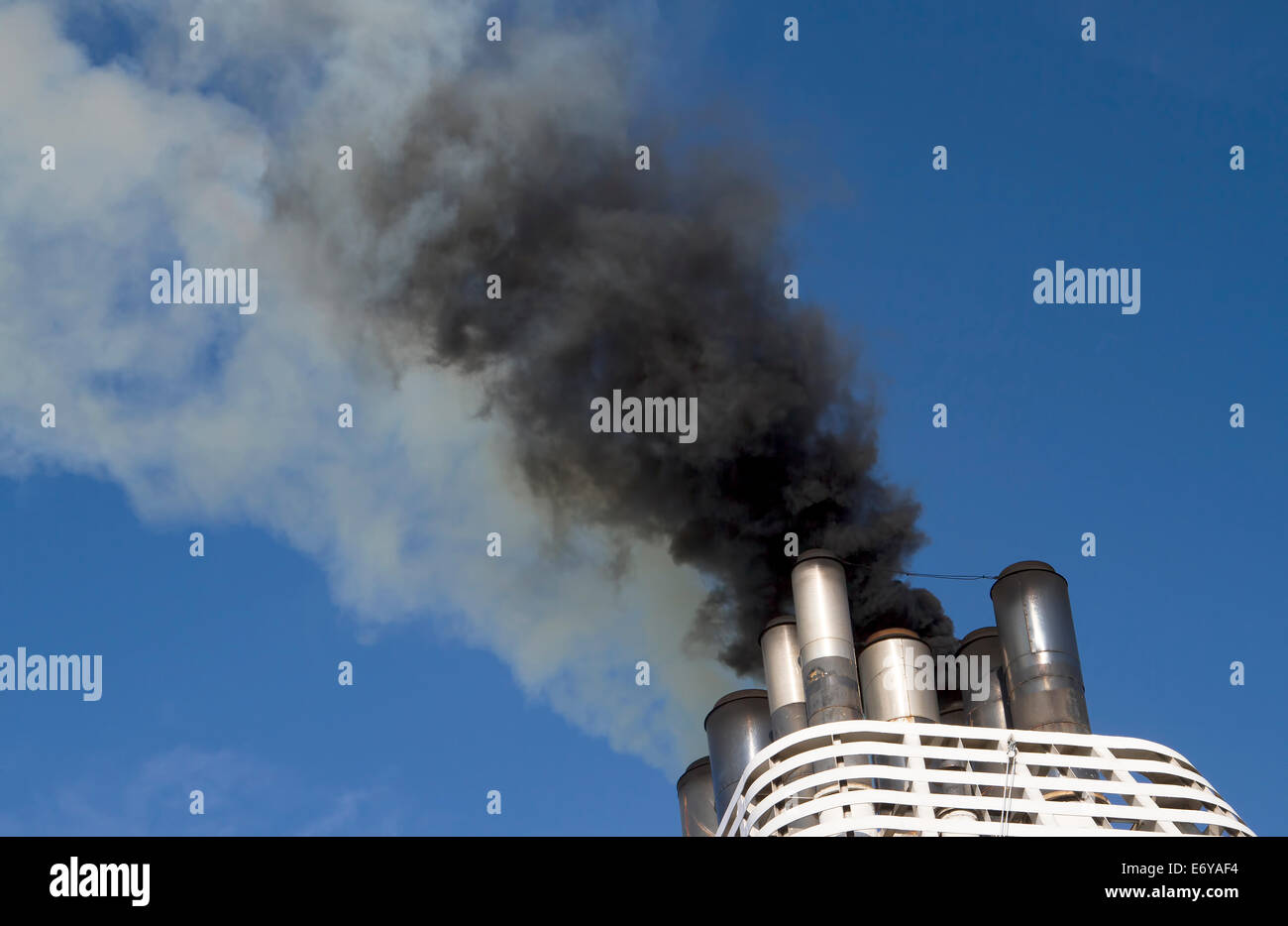 Schiffen Trichter emittierende schwarzer Rauch Stockfoto