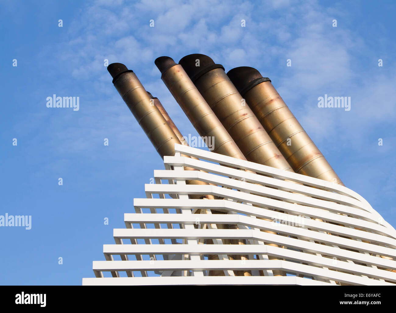 Schiffe-Trichter mit blauem Himmelshintergrund Stockfoto