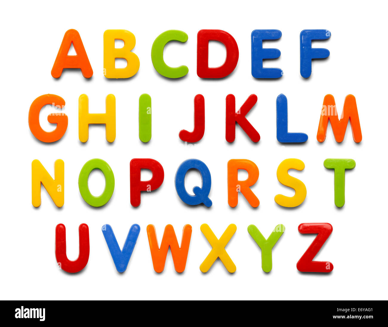 Magnetische Kunststoff Alphabet bunte ABC Buchstaben isoliert auf weißem Hintergrund. Stockfoto