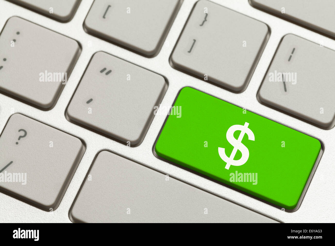 Nahaufnahme des grünes Geld Schlüssel mit Cash-Symbol auf einer Tastatur. Stockfoto